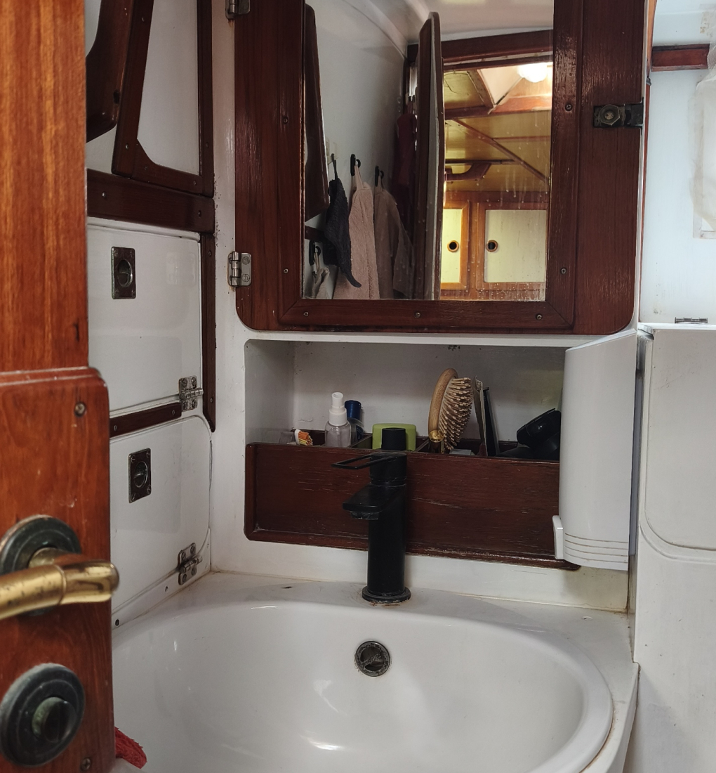 120 Waschbecken mit Spiegelschrank