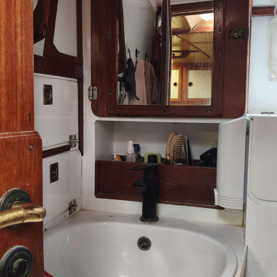 120 Waschbecken mit Spiegelschrank
